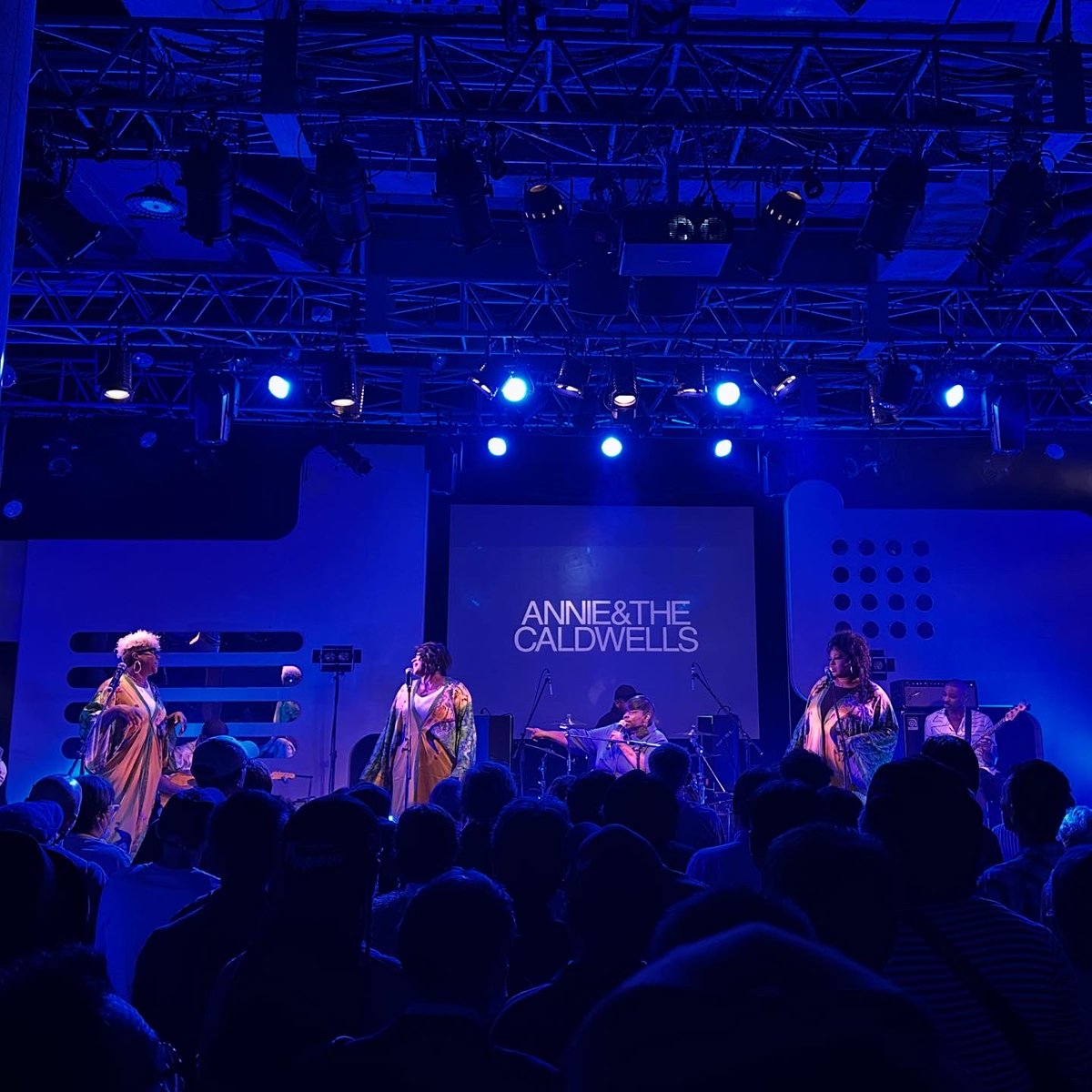 mafuji69's tweet image. Annie & The Caldwells
@ duo music exchange
Oct. 20th, 2025
中村 隆之著「ブラックカルチャー」を読んだ後に、こんな素晴らしいライヴが観られて良かった。
繰り返されるコール&レスポンス。パワフルな歌声による口頭伝承にブラックカルチャーの歴史が垣間見れた気がした。
グルーヴィな演奏も◎。
