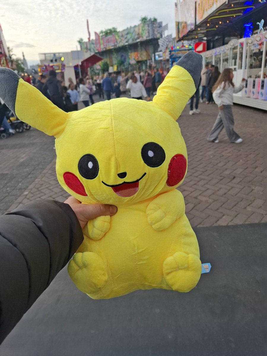 naomischouten1's tweet image. Gisteren middag even een pikachu gewonnen 😁 met ballenfontijn tijdens de laatste dag op de bredase najaars kermis 🎡🎠🎢 #kermis #breda #najaar