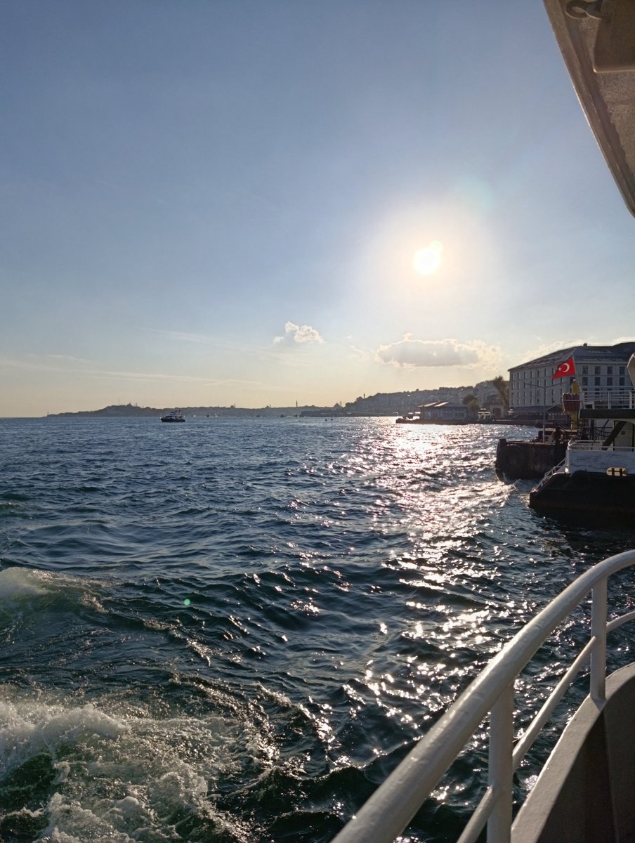 Artweeks 😊👏 Şahane eserlerle iliklere kadar sanat sığınağı🌟 Güneşli mavi sığınak yolu sonra da, Beşiktaş 💙#artweeks #sanat #sergi #istanbul #ekim