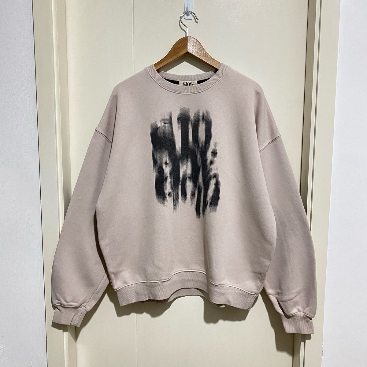 koffwhitesecond's tweet photo. SLOWACID SWEATER ☆ สีเบจสกรีนลายเท่ยูนิคตามสไตล์แบรนด์เลย ผ้านุ่มทรงพอง สภาพใหม่คับ 10/10
♡ อก52 ยาว27
♡ 480 บาท ส่งฟรี
#สเวตเตอร์เกาหลี #สเวตเตอร์มือสอง #ไอดอลใส่ #ส่งต่อเสื้อผ้ามือสอง #ส่งต่อstylist #NCTDREAM #ตลาดนัดnct #พรีออเดอร์เกาหลี #เสื้อยืดเกาหลี #slowacid https://t.co/PPBUhgJ4kN
