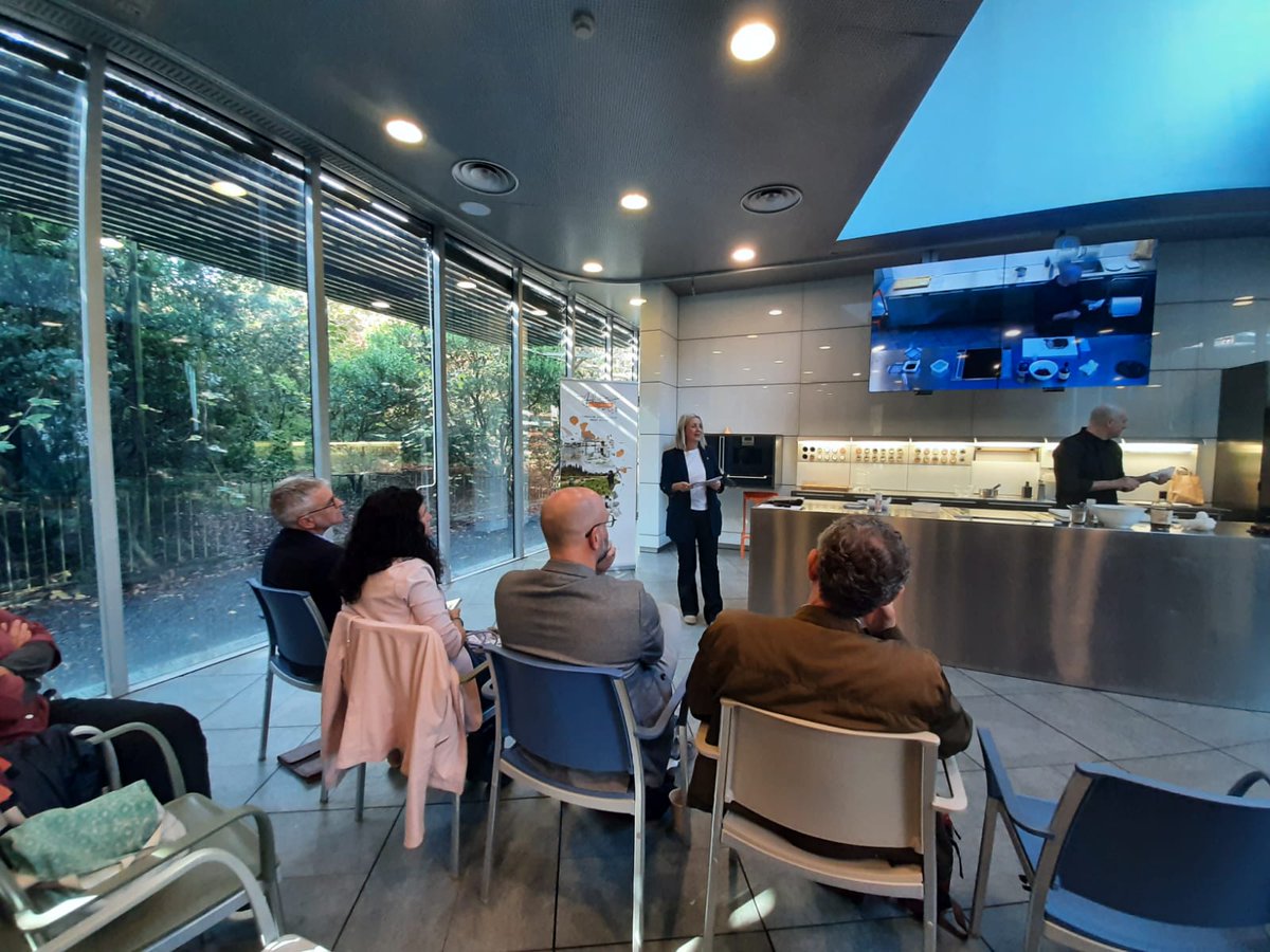 Avui presentem la Guia de la Sal de Cardona 🧂 

Un producte clau del Bages i Catalunya, amb valor històric, geològic i gastronòmic.

Un projecte del Consell Comarcal, el <a href="/RebostBages/">RebostBages</a>, el <a href="/Geoparc/">Geoparc Catalunya Central</a>, la @fundacioalicia i la Fundació Cardona Històrica, emmarcat al <a href="/SomGastronomia/">Som Gastronomia</a>🍽️