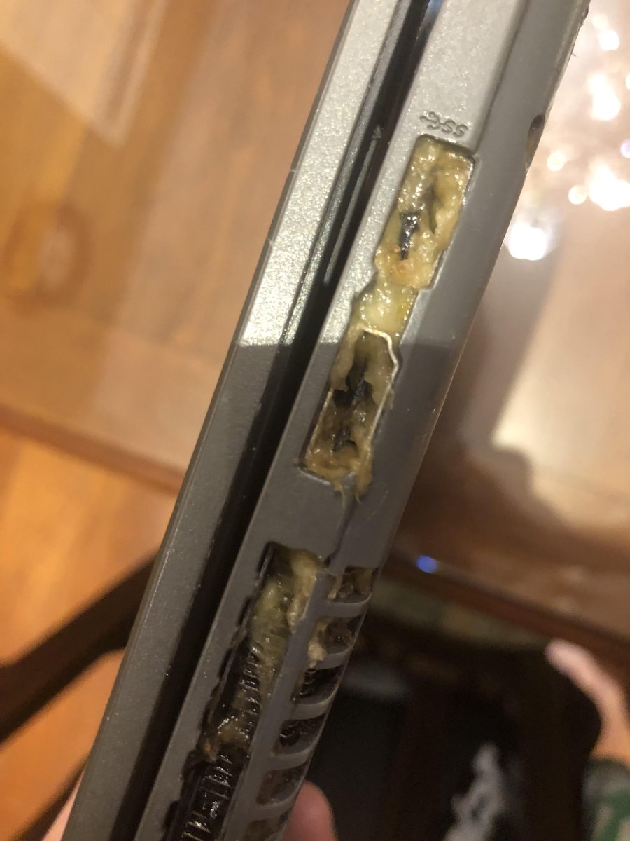 Adityapandeydev's tweet image. how do i remove banana from usb port 💀