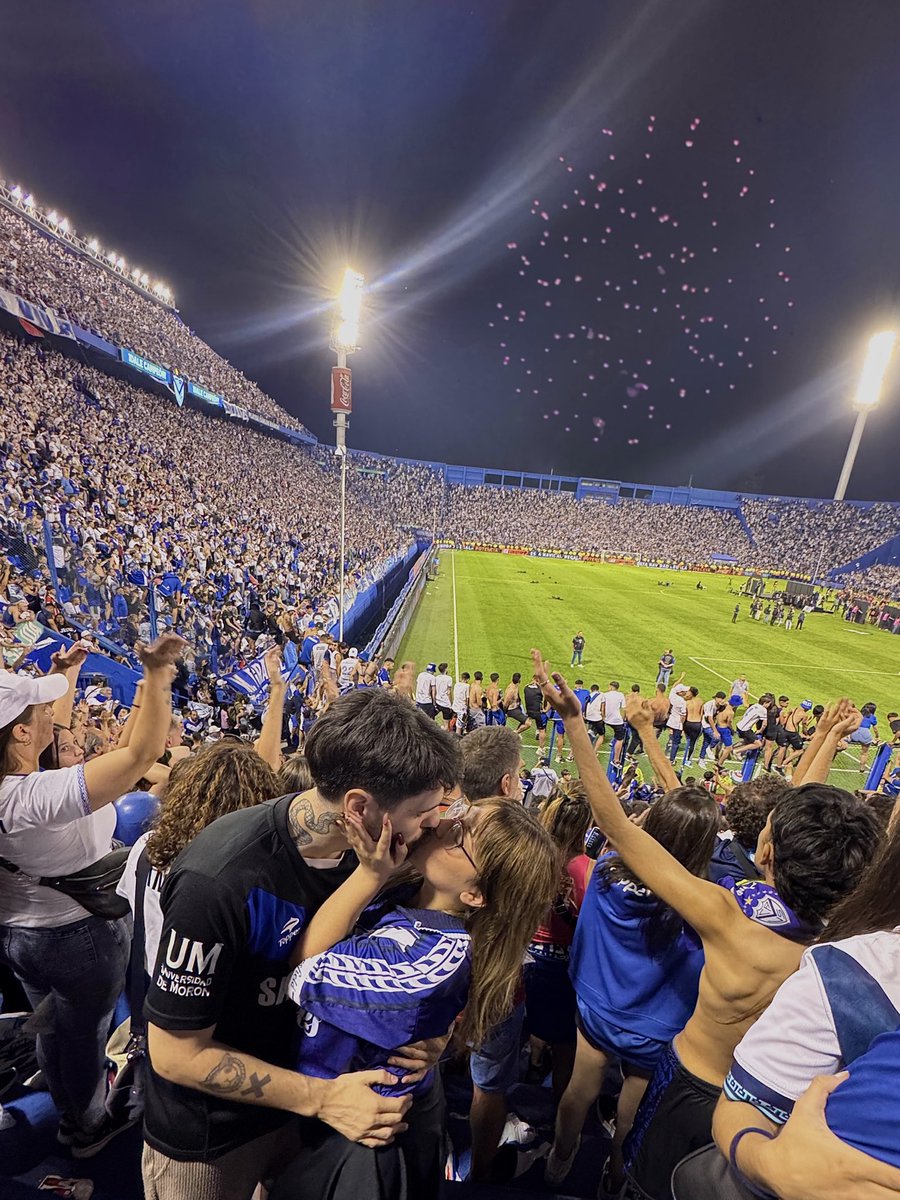 es mejor salir con alguien de tu mismo club y encima campeonar después les explico
