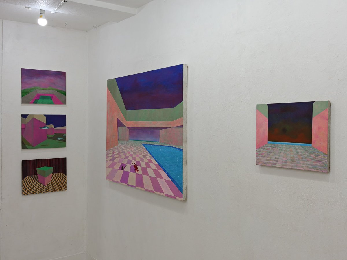 Room_412へ。阿久根瑠聖個展「二十三歳の地図」。日芸絵画コース卒業の作家。建物がピンク色なことには、どのような意味があるのかしばらく考えたが、作家が生まれ育ったアパートが本当にピンク色に塗られていると知った。明日、正しくは今日10/21(火)17:00まで。