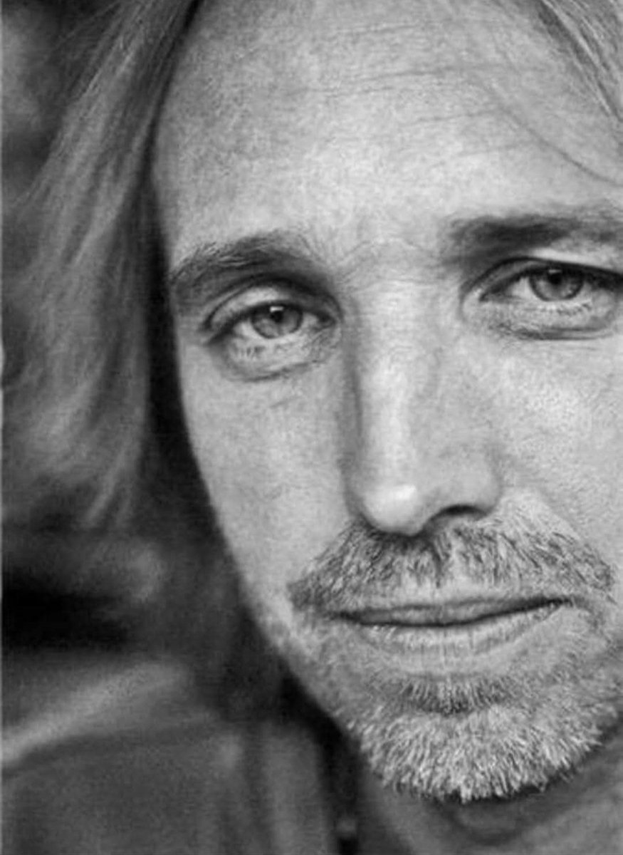 Flpettygal's tweet photo. Happy heavenly 75th birthday to the man who literally gets me through every day of my life. You are truly missed. But your music will live forever. 💘🎩🎶📻💔
#tompettynation https://t.co/ut7CSMUYhn