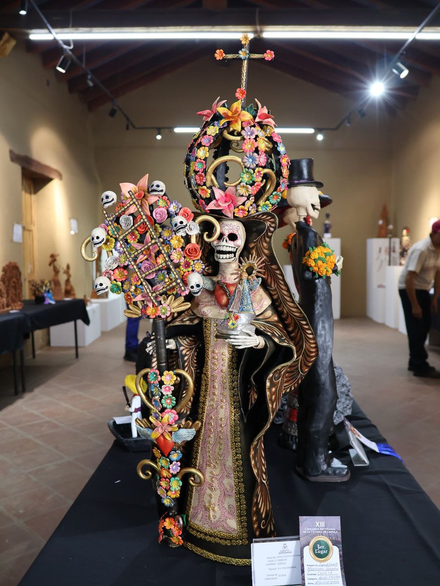 SistemaMich's tweet photo. 💀Estas catrinas ganaron el 13 Concurso Artesanal de Catrinas de Barro. La Casa de las Artesanías de Michoacán repartió 90 mil pesos en las mejores 25 piezas.

La Feria Nacional Artesanal y Cultural de la Catrina de Capula termina el 2 de noviembre.

#Capula #Catrina #SMRTV 📸 https://t.co/1daLW0AWPQ