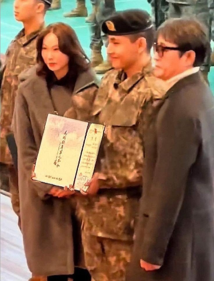 Taehyung military graduation 2023 WITH BOTH HIS PARENTS.