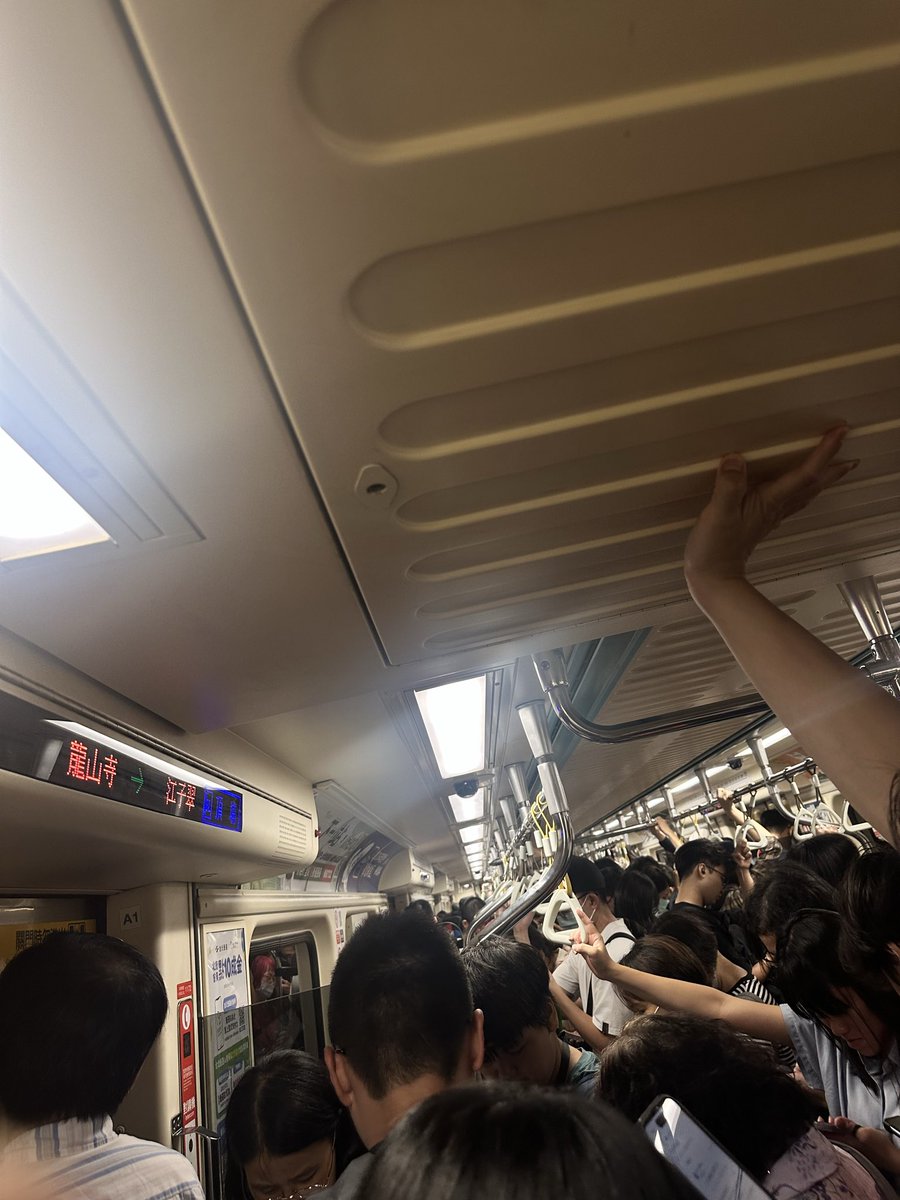 HME2002's tweet image. 在台北看到好多人突然覺得怕？