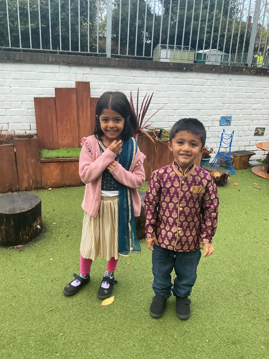 CeciliaScos's tweet photo. What beautiful outfits for Diwali celebrations! https://t.co/k7ClERLo1e