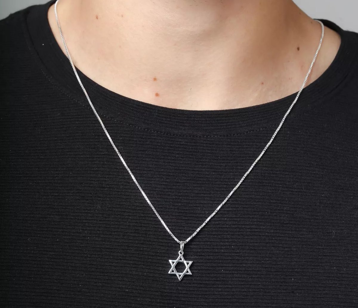 🇬🇧💔 Londres acabou.
Um advogado judeu foi preso por usar uma Estrela de Davi não por agressão, não por provocação, mas por usar um símbolo da própria fé.

A polícia o manteve 10 horas detido porque o colar “poderia antagonizar manifestantes pró-Palestina.

Quando usar uma