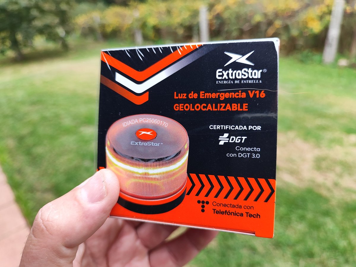 Baliza V16 geolocalizada homologada DGT: 23,42 € en Aliexpress, enviada desde España. Lleva una pila de 9v. No tiene ventosa para el techo de cristal, pero engancha bien de lado en el M3: s.click.aliexpress.com/e/_EvkzZpS