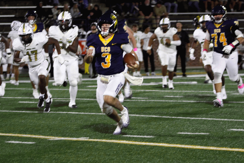 Click on the link to see Jett Huff's run to inside the five
photos.app.goo.gl/dnpb3WPG977eLD…
<a href="/ucobronchofb/">UCO Football</a>
