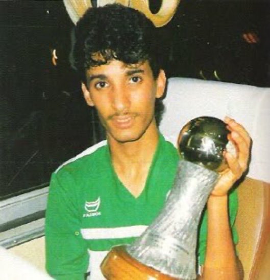 ابن النصر الكابتن سعود الحمالي

أول قائد سعودي وخليجي وعربي وآسيوي يحمل
كأس العالم للناشئين عام 1989 م

الإنجاز الأعظم في تاريخ المنتخب السعودي والكرة
السعودية ساهم فيه 7 لاعبين من نجوم العالمي