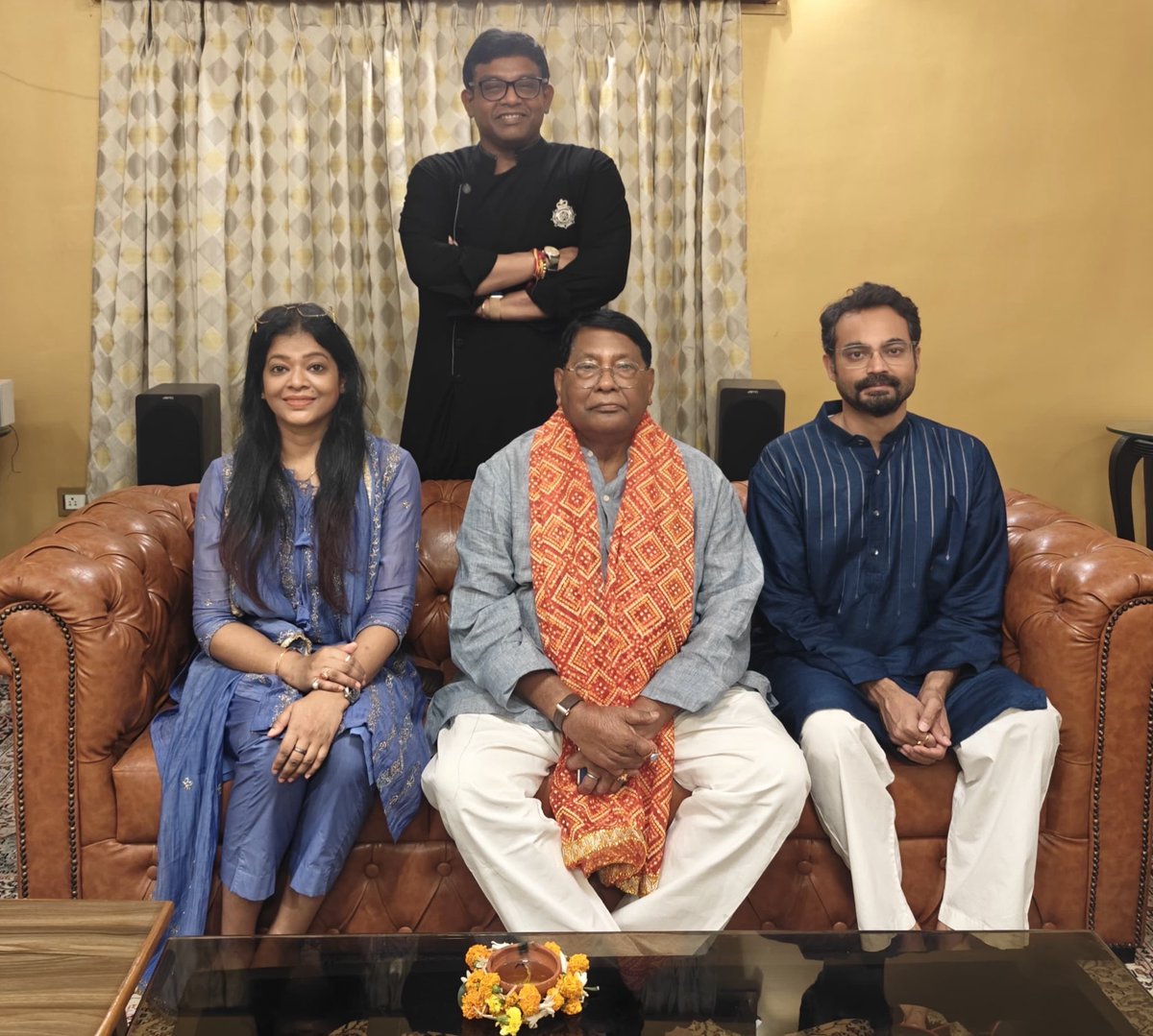 OraonNesha's tweet image. दीये की तरह , आपके संस्कार की रोशनी आपके घर के साथ साथ संसार को भी रोशन करे
हम सब की ओर से , आप सभी को शुभ दीपावली
🙏🏽💐🪔