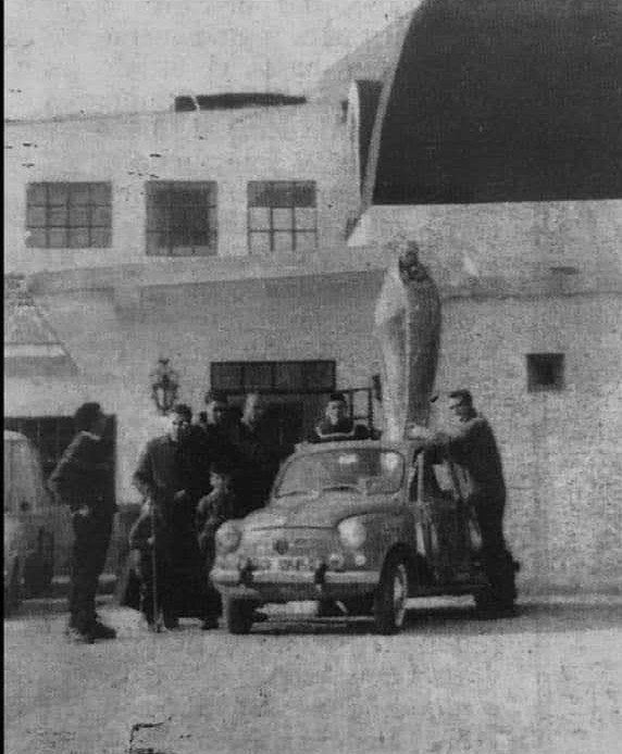 La Virgen de las Nieves de Sierra Nevada en un Seat 600 descapotable. #megustagranada