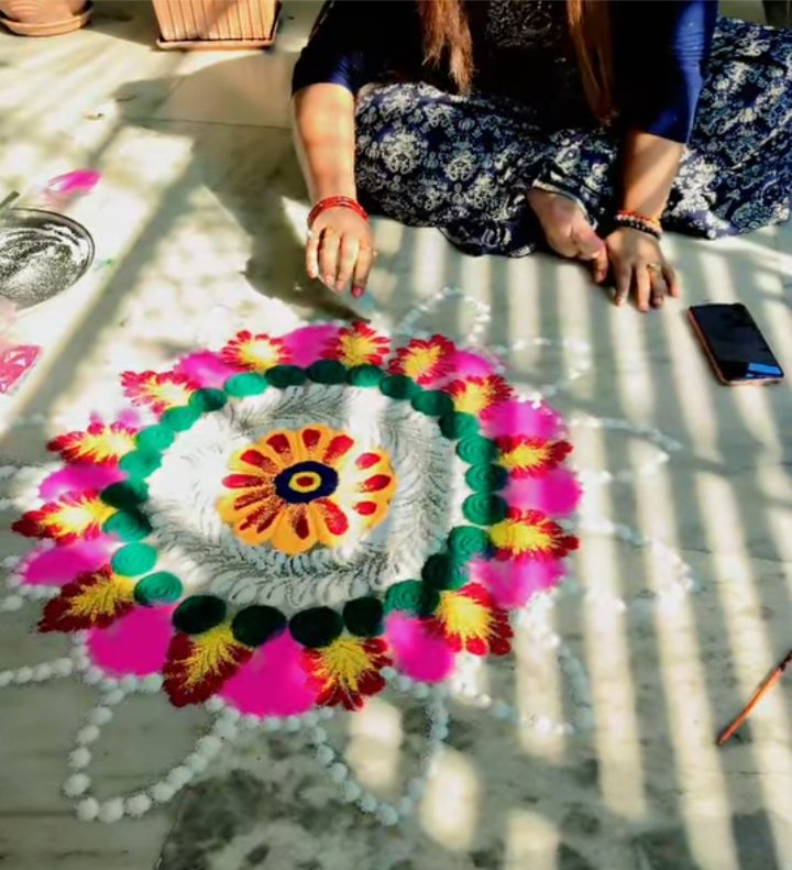 शुभ दीपावली पर घर पर सपरिवार के साथ मिल रंगोली बनाए और मां लक्ष्मी, भगवान श्री गणेश मां सरस्वती , भगवान कुबेर, प्रभु श्री राम सिया एवं महादेव जी की पूजा पाठ अर्चना की।

सबको सूखी स्वस्थ की कामना की 🙏
शुभ दीपावली 💛 सनातन धर्म के मित्रों 🙏🎁🙏