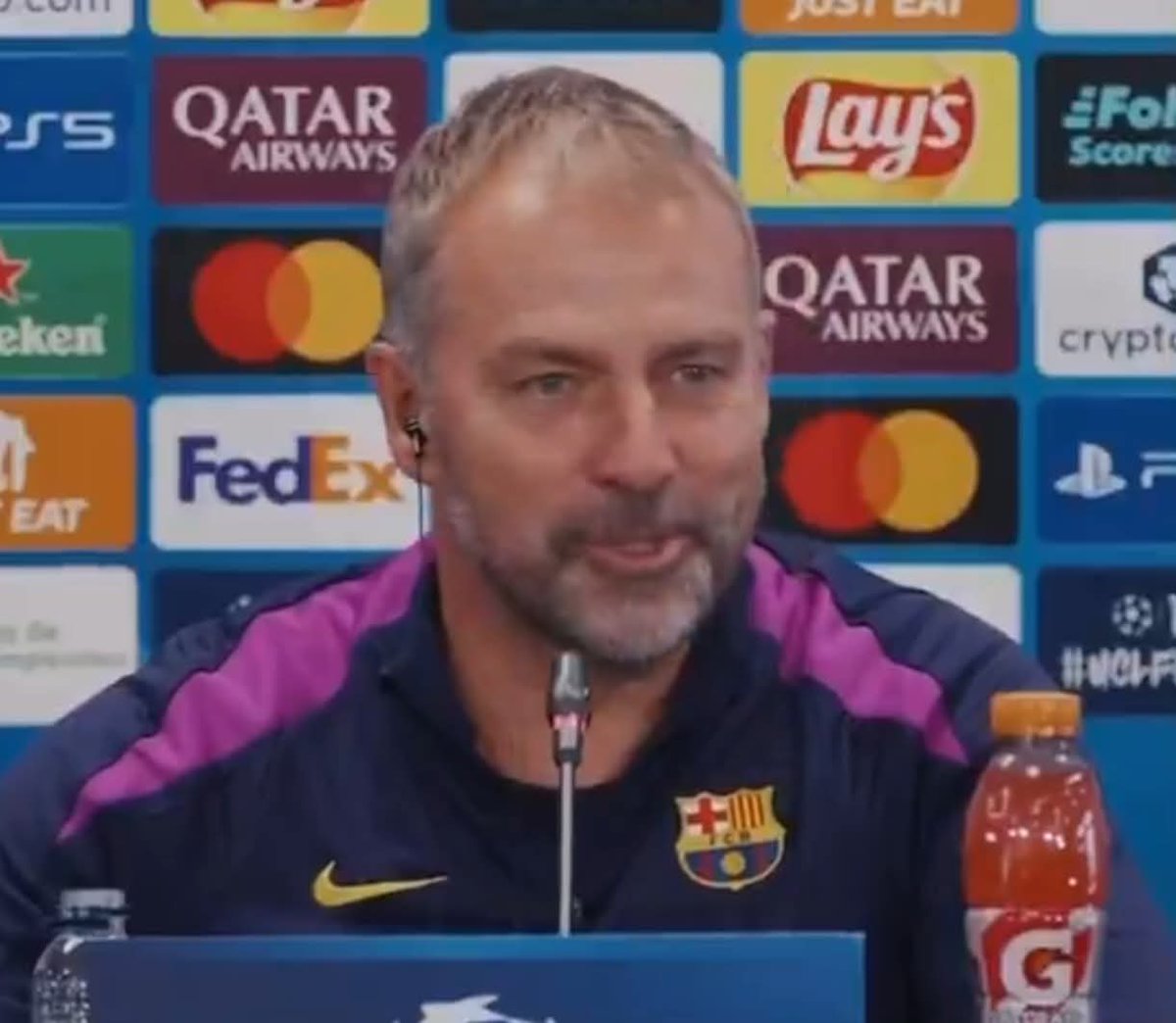 😭🎙️BOOOOOOOOOMMMMMMM 

🗣️ Hansi Flick: “Quiero aclarar que NO estoy nervioso. Recuerdo cuando era entrenador del Bayern y jugamos contra el Barcelona, sacaron imágenes cuando marcamos y mi cara fue la misma tras el primer, segundo, y octavo gol. Decían, él nunca sonríe. En estos