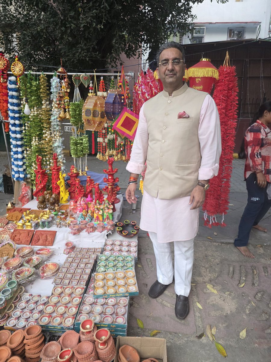 gauravbhatiabjp's tweet image. आओ मनाएं स्वदेशी दीपावली
जलाएं सिर्फ दीप नहीं, मुस्कानें भी।
जब हम देशी सामान खरीदते हैं, हमारे कारीगरों के घर में भी रोशनी होती है।
इस दीपावली एक छोटा बदलाव करें
किसी के जीवन में बड़ी मुस्कान भरें।
क्योंकि दीपावली भारत को जोड़ती है। 🇮🇳✨