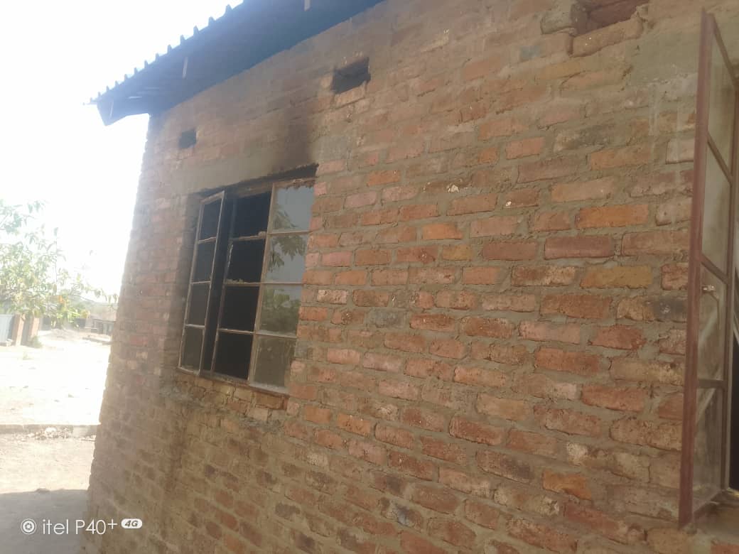 hwangetown's tweet image. Hwange Local Board Chief Fire Officer, Mbuso Nkomo, today visited a house in Dynamic Village where a fire reportedly caused by a candle gutted one of the rooms. The blaze, which occurred last Friday, was swiftly contained by the Fire and Rescue team, preventing further damage.