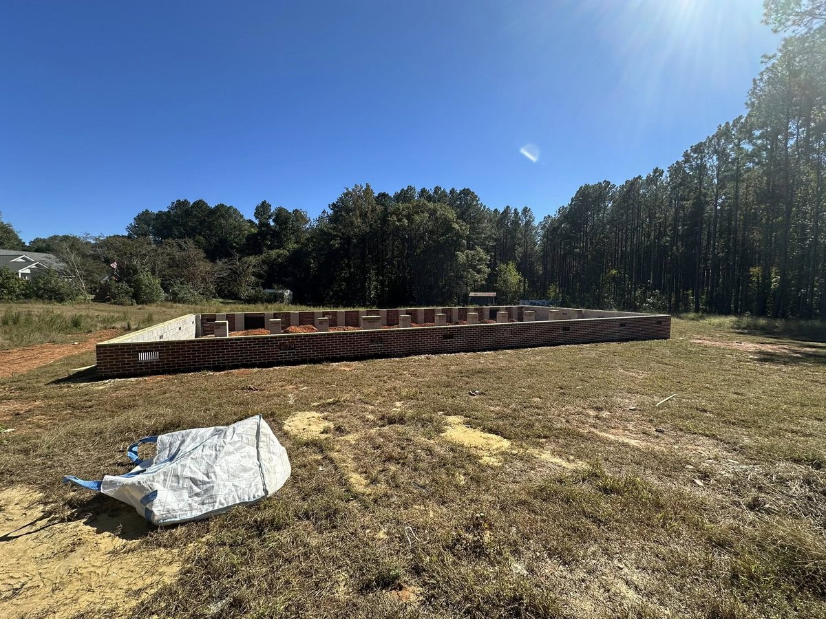 modern_housing's tweet image. Take a look at this good-looking foundation! Everything passed inspection and we’re just waiting on the house to arrive so we can get it set. #foundation #masonrywork #newhouse #ModernHousing #easternnc