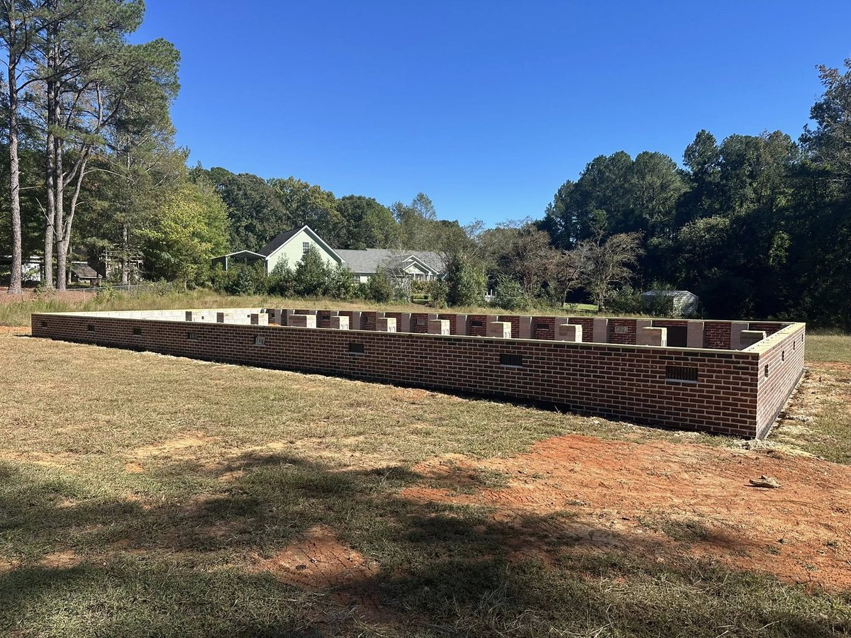 modern_housing's tweet image. Take a look at this good-looking foundation! Everything passed inspection and we’re just waiting on the house to arrive so we can get it set. #foundation #masonrywork #newhouse #ModernHousing #easternnc