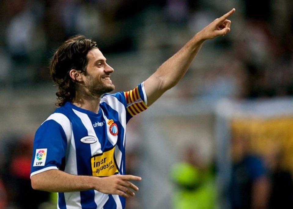 #RCDE | Hoy se cumplen 23 años del debut de Dani Jarque con el Espanyol en Primera División.
Un 20 de octubre de 2002 ante el Recreativo de Huelva, comenzó la historia de un capitán eterno.
Su legado sigue presente en cada balón, en cada jugador y en cada aficionado perico.