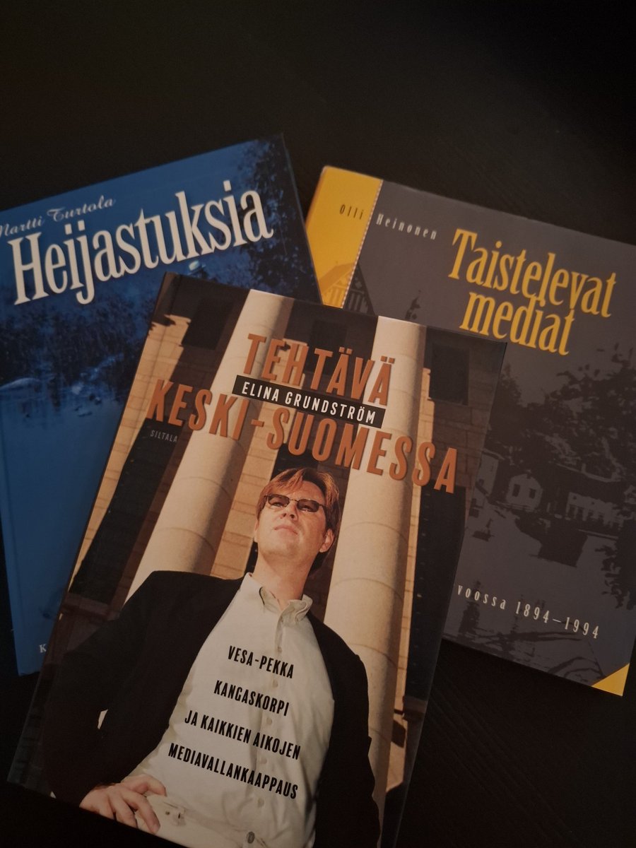 <a href="/ElinaGrundstrom/">Elina Grundström</a> on kirjoittanut nohevasti etenevän ja jännitystä nostattavan teoksen. Lukusuositus. 👌

Päähenkilö on <a href="/VPKangaskorpi/">Vesa-P. Kangaskorpi</a>, mutta teemat ovat henkilögalleriaa merkittävämpiä.

Tulevat vuodet eli jännärin seuraavat osat huuhtovat omistusta, journalismia, demokratiaa.