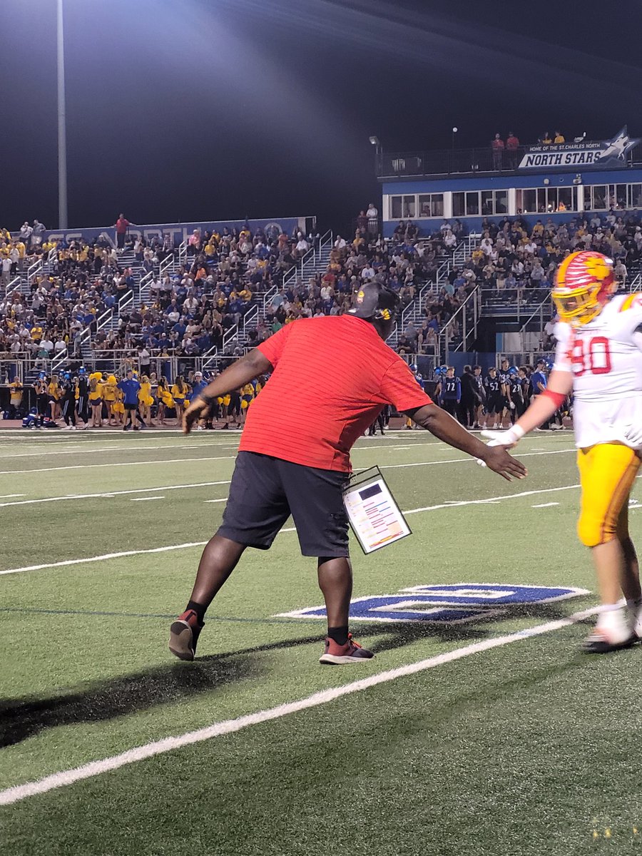 mrsbaileycole's tweet photo. Happy 39th @CoachCole71! 

❤️💛🐾💛❤️ https://t.co/mzmPegEHQn