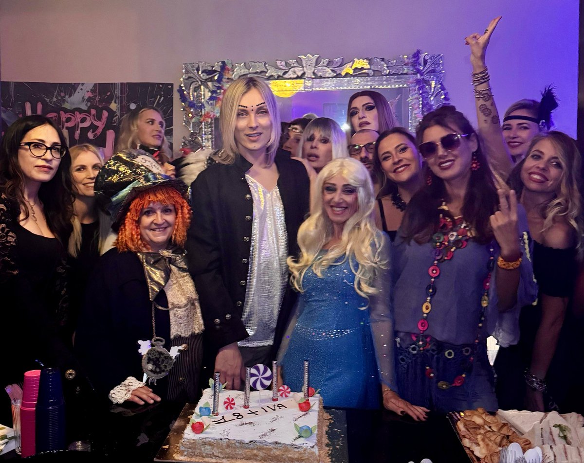 RogerGarth's tweet photo. It’s my party 3  🎊 

#rogergarth https://t.co/lF5ZPYc1Ix