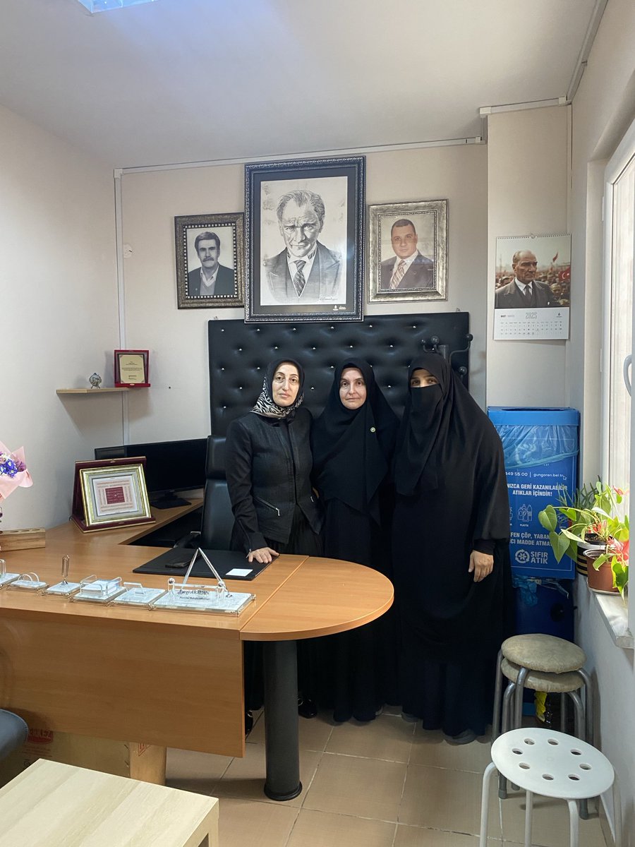 Güngören Kadın Kolları Başkanı Fatma Ateş ve teşkilatı olarak Muhtarlar günü dolayısıyla muhtarımızı ziyaret ettik..
Halkın derdini dinleyen,mahallesine sahip çıkan tüm muhtarlararımıza teşekkür ediyoruz.