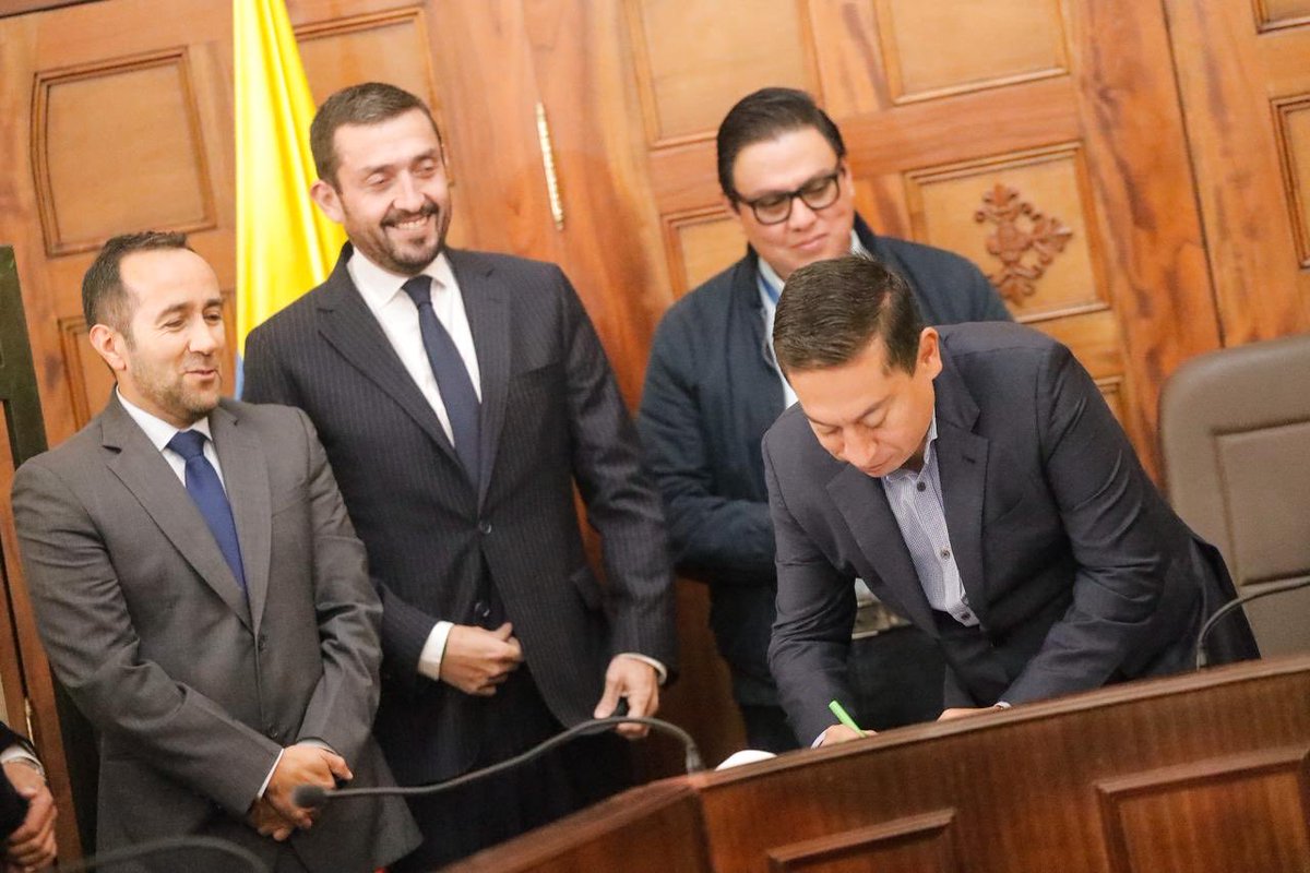 CarlosAmayaR's tweet photo. La #BoyacáGrande 💚💜🤍 es símbolo de hermandad, de trabajo en equipo y de un amor infinito que nos impulsa a seguir caminando unidos.

Por eso, hoy quiero compartir algunos ajustes dentro de nuestro gabinete departamental, convencido de que cada cambio fortalece el propósito de servirle mejor a este departamento:

💚 William Yesid Archila Cárdenas, ahora como jefe de Gabinete.
💚 Jorge Mario Ibáñez Arango, como secretario de Contratación.
💚 Germán Alexander Aranguren Amaya, como director Administrativo de la Unidad Administrativa Especial de Asesoría y Defensa Jurídica del Departamento.

Confío plenamente en su compromiso, experiencia y amor por esta tierra para seguir haciendo grande a Boyacá.

Un compromiso permanente que nos ha permitido alcanzar un 100% en el indicador de implementación de políticas públicas de transparencia y contratación efectiva.

¡Vamos vamos que vamos!