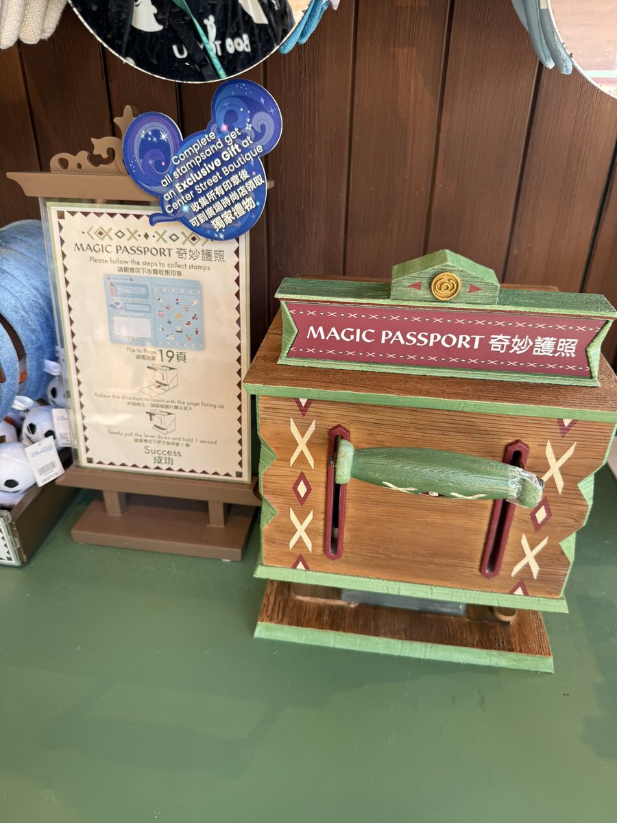 okapy_trip's tweet photo. 香港ディズニー20周年のスタンプラリー！MAGIC PASSPORT✨ 自動でスタンプ押されるマシーンすごかった👏🏻 1箇所だけ壊れてたっぽくてシャチハタ置いてあった。笑 爆速でやったら1.5時間で終わりました！コンプリートしたらもらえるメダルかわいい🏅💓 129香港ドル（約2580円）
#香港ディズニー #HKDL https://t.co/oT17odykLL