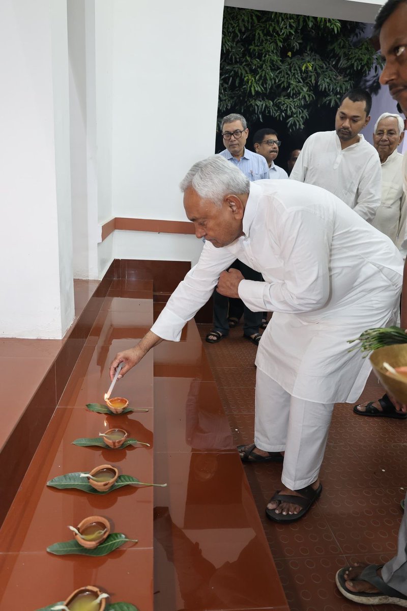 प्रकाश पर्व दीपावली के अवसर पर मुख्यमंत्री आवास में दीप जलाकर राज्य में सुख, शांति और समृद्धि की कामना की।