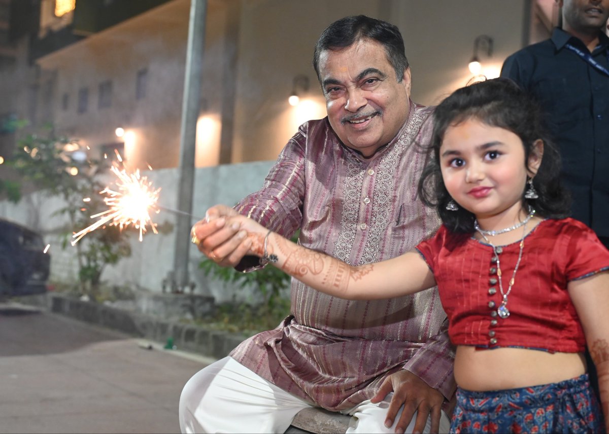सभी को दीपावली की हार्दिक शुभकामनाएं।🪔🌟🎇

#दीपावली
#HappyDiwali 
#Deepavali2025 
#दिवाली