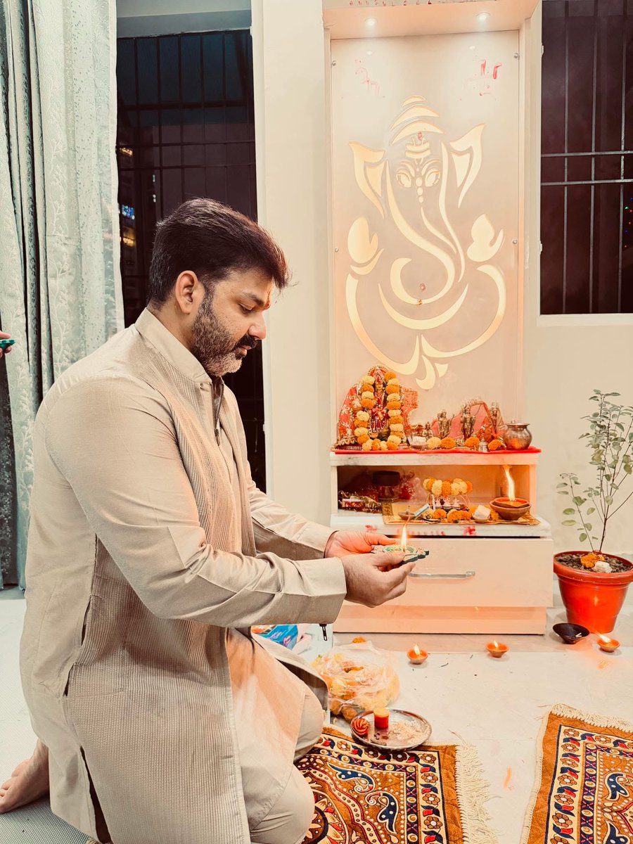 Pawan Singh (@pawansingh909) on Twitter photo शुभ दीपावली ….
माता रानी हर घर में खुशी दें।❤️ शुभ दीपावली ….
माता रानी हर घर में खुशी दें।❤️