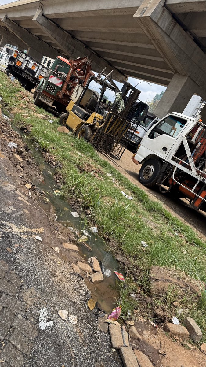 cherrrotich's tweet image. What was Westlands roundabout is now a parking lot, a garage & a car wash. Surely what capital city is this. Still under the leadership of one @SakajaJohnson Nairobians how can we be okay with this?Can we really continue to be proud citizens when our capital is a mushrooming slum