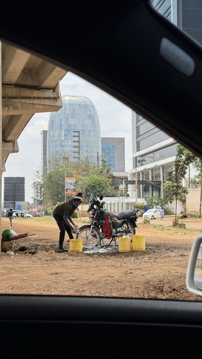 cherrrotich's tweet image. What was Westlands roundabout is now a parking lot, a garage & a car wash. Surely what capital city is this. Still under the leadership of one @SakajaJohnson Nairobians how can we be okay with this?Can we really continue to be proud citizens when our capital is a mushrooming slum