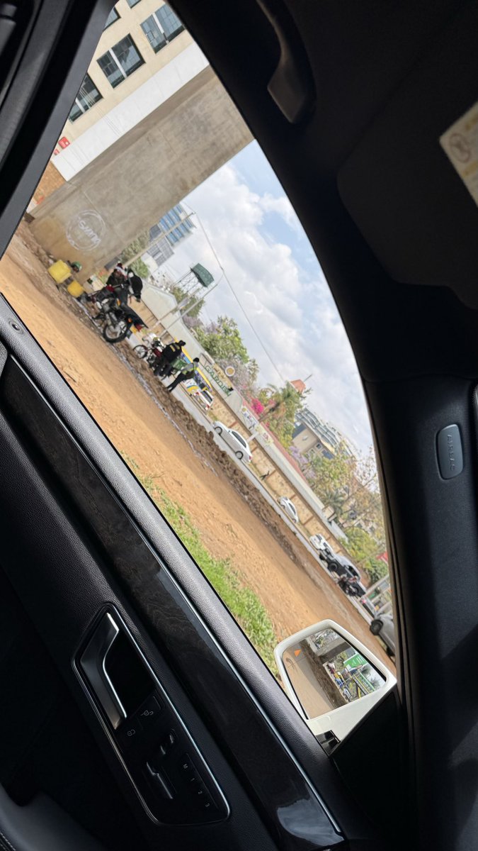 cherrrotich's tweet image. What was Westlands roundabout is now a parking lot, a garage & a car wash. Surely what capital city is this. Still under the leadership of one @SakajaJohnson Nairobians how can we be okay with this?Can we really continue to be proud citizens when our capital is a mushrooming slum