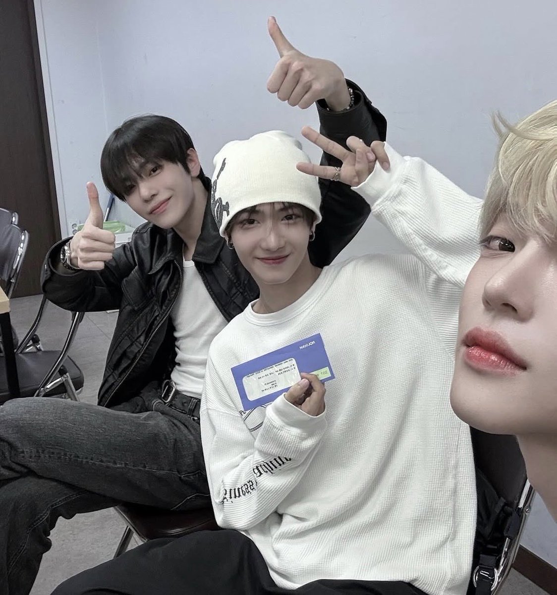 neummen's tweet image. 오빠 어제 피드에 같이 있던 엄지척하는 분 누구예요? 소개시켜줄수있어요? 소리듣고와서 야 너 인기많더라ㅋㅋ 하고 남친 잡도리하는 미 있네