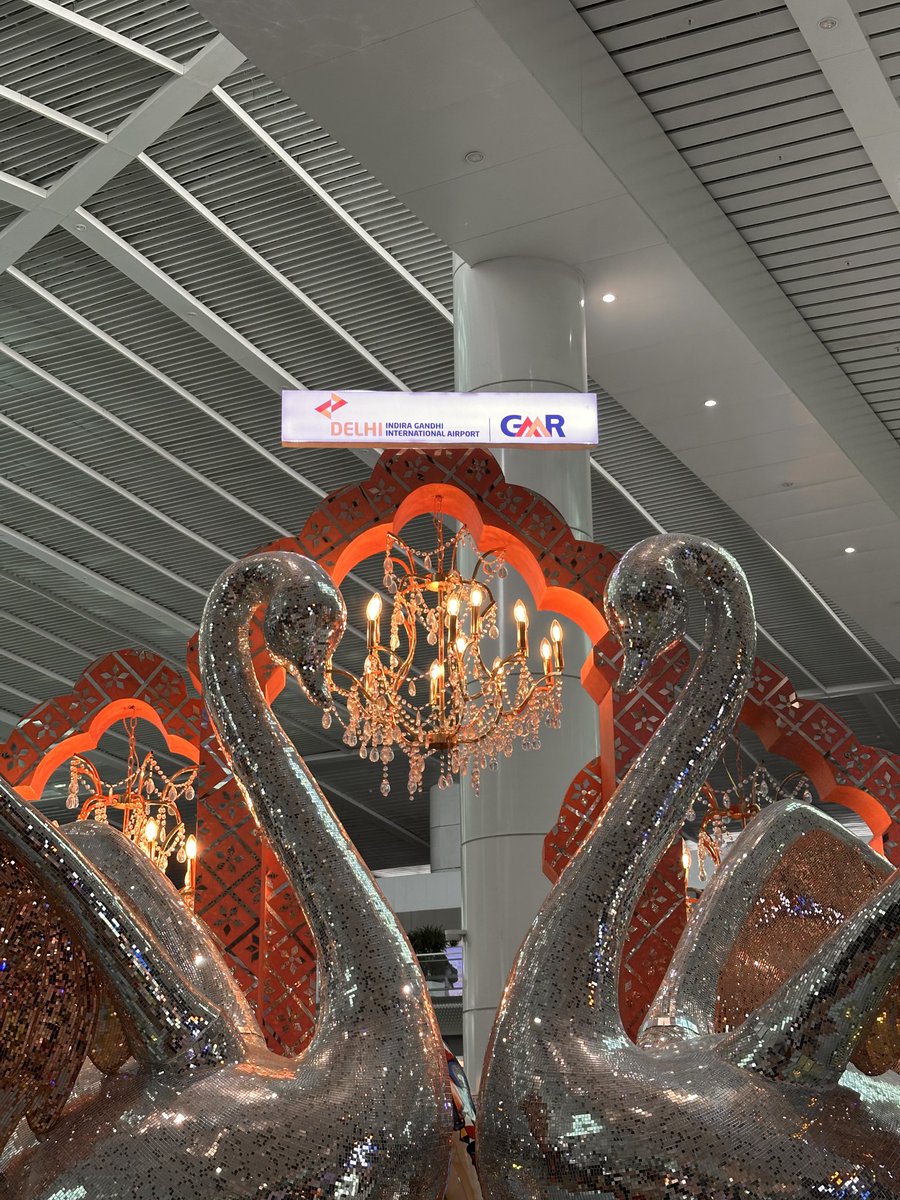 amit_code's tweet image. Couldn’t take my eyes off the Swan Symphony setup, the Lippan Art details are just gorgeous! 💫🦢
@delhiairport truly knows how to bring in the festive charm 🪔
#DelhiAirport #Diwali2025 #FestiveFeels #DiwaliDecor #ArtAtTheAirport #FestiveSeason #CulturalCelebrations