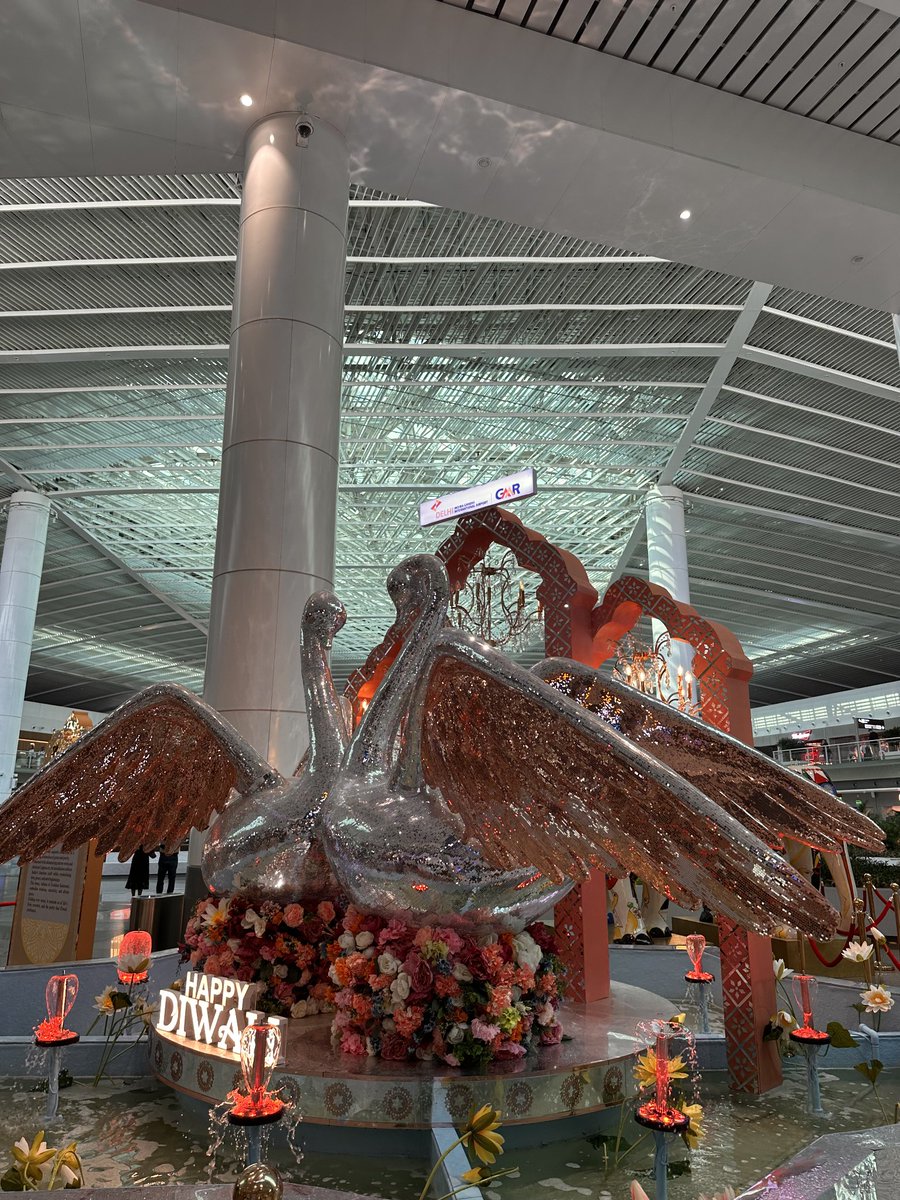 amit_code's tweet image. Couldn’t take my eyes off the Swan Symphony setup, the Lippan Art details are just gorgeous! 💫🦢
@delhiairport truly knows how to bring in the festive charm 🪔
#DelhiAirport #Diwali2025 #FestiveFeels #DiwaliDecor #ArtAtTheAirport #FestiveSeason #CulturalCelebrations