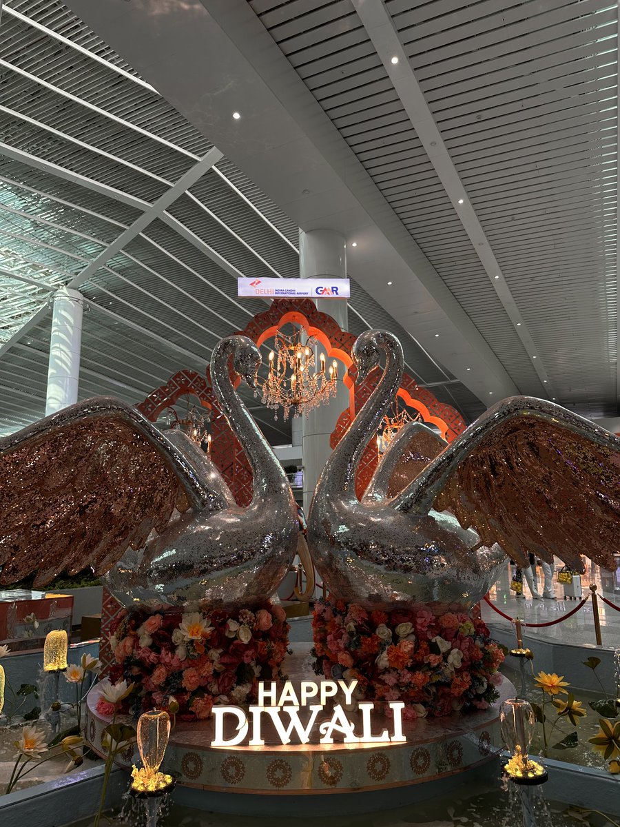amit_code's tweet image. Couldn’t take my eyes off the Swan Symphony setup, the Lippan Art details are just gorgeous! 💫🦢
@delhiairport truly knows how to bring in the festive charm 🪔
#DelhiAirport #Diwali2025 #FestiveFeels #DiwaliDecor #ArtAtTheAirport #FestiveSeason #CulturalCelebrations