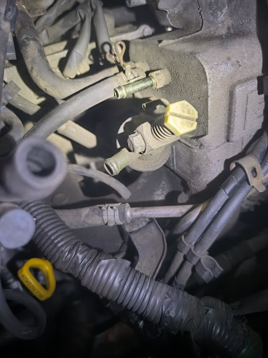 原付の次にデカアトレーを触る。
ACアイドルアップ不調、
多分こいつやろ？という適当な目測で部品交換。

治ったので勝利。