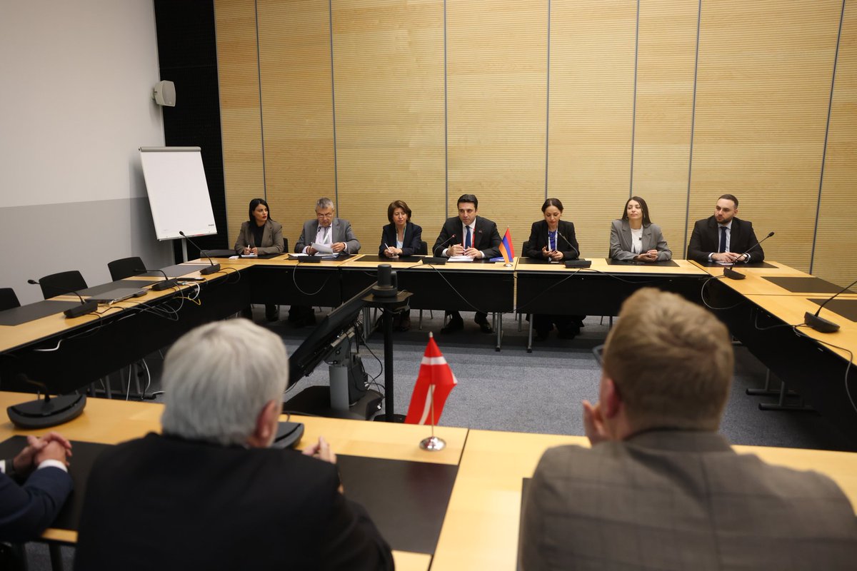alensimonyan's tweet image. 🇦🇲🇩🇰 
Today in #Geneva, on the sidelines of #IPU151, I held a traditional meeting with the #Danish delegation to the @IPUparliament, led by Mr. Søren Søndergaard.
We discussed strengthening parliamentary cooperation, the #Armenia-#Azerbaijan peace process, Armenia-#EU ties &amp;amp;