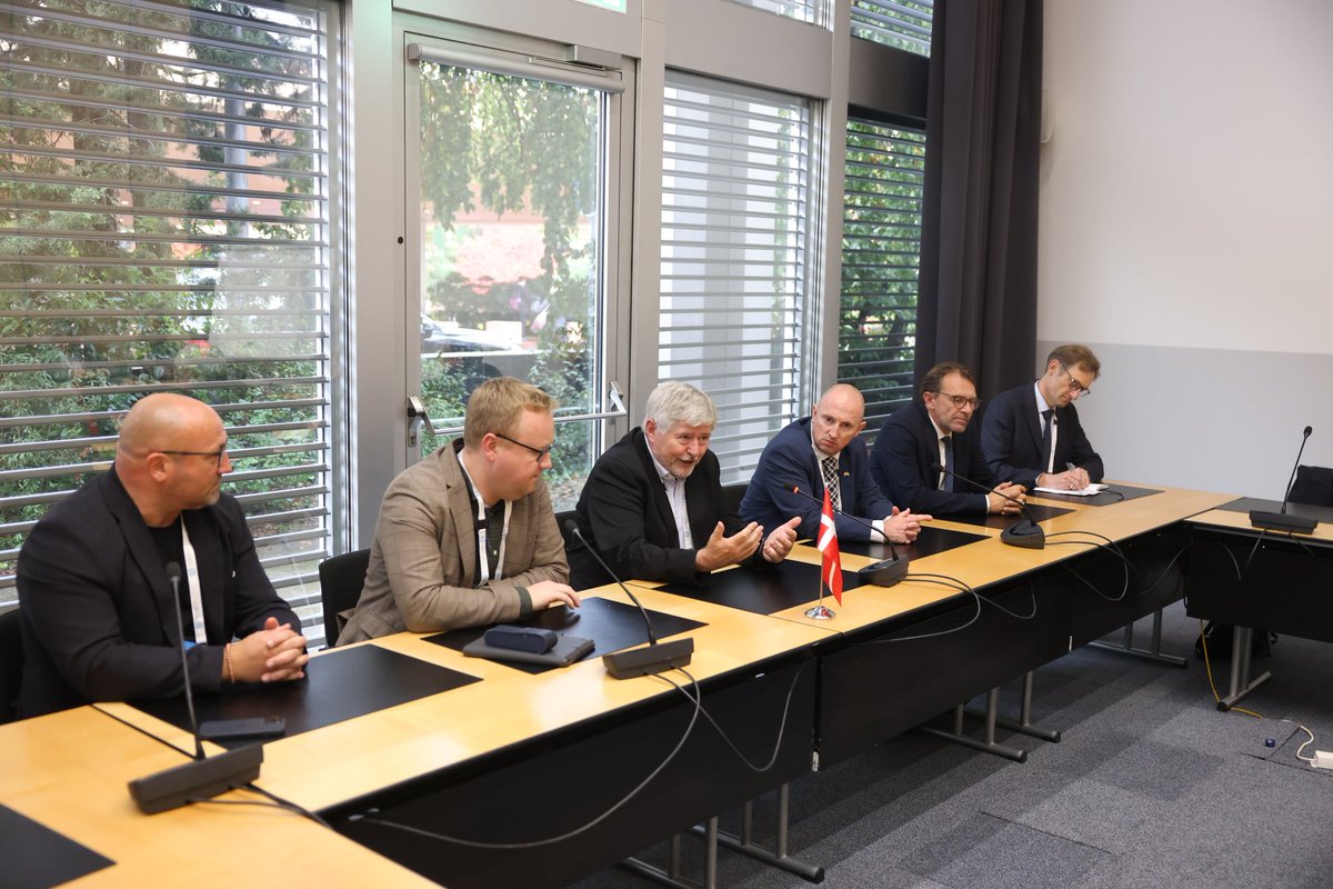 alensimonyan's tweet image. 🇦🇲🇩🇰 
Today in #Geneva, on the sidelines of #IPU151, I held a traditional meeting with the #Danish delegation to the @IPUparliament, led by Mr. Søren Søndergaard.
We discussed strengthening parliamentary cooperation, the #Armenia-#Azerbaijan peace process, Armenia-#EU ties &amp;amp;