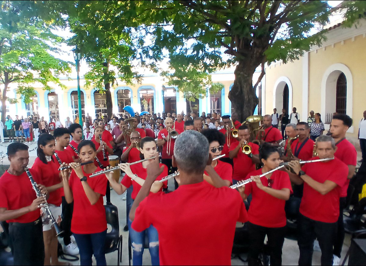 Como es tradición cada 20 de Octubre, se entonan las notas del Himno Nacional para celebrar el Día de la Cultura Cubana. 
Hoy desde el parque José Martí en #Guantánamo se conmemora el 157 aniversario del canto de esta composición del bayamés Perucho Figueredo.