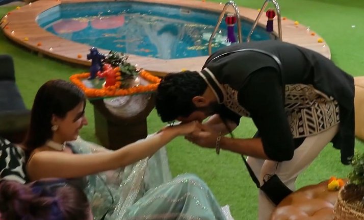 Looking at this picture , one thing came to my mind 👀😭

“ mein choro ka gulam ban ke rahunga “🥵

#FarrhanaBhatt • #AbhishekBajaj 
#FarhanaBhatt • #BiggBoss19