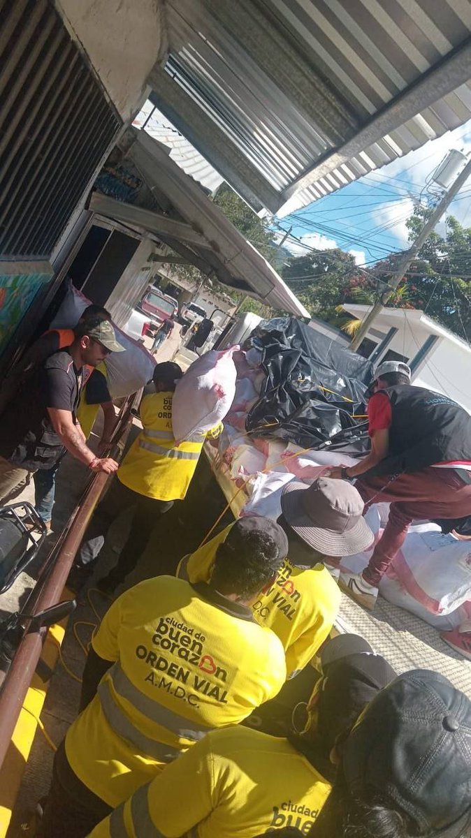 🚦 Nuestros equipos de Orden Vial no solo guían el tráfico, ¡también tienden la mano a quienes más lo necesitan durante la emergencia por lluvias! 🤝💛

Unidos, apoyamos la entrega de provisiones a las familias afectadas en la aldea Río Abajo. 🏠🌧️

💪 ¡La Alcaldía en acción
