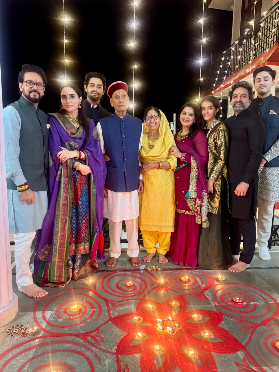 ianuragthakur's tweet image. दीपज्योतिः परब्रह्म दीपज्योतिर्जनार्दनः।
दीपो हरतु मे पापं दीपज्योतिर्नमोऽस्तु ते॥
आपका जीवन दियों की रोशनी सा जगमग हो, दीपावली शुभ हो 🪔