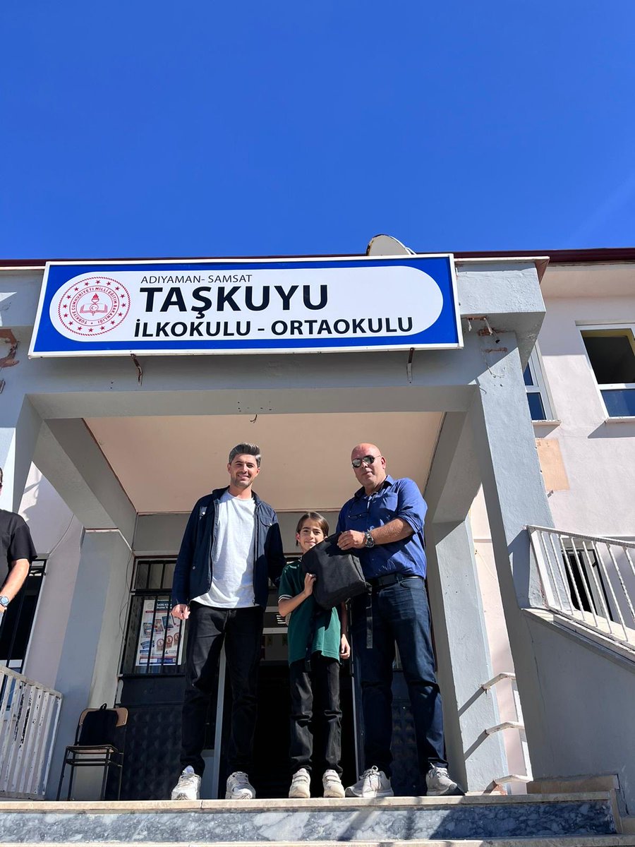 Her hafta en çok okuyan öğrencilerimize hediye veriyoruz . Öğrencilerimize hediyelerini verdik 😊